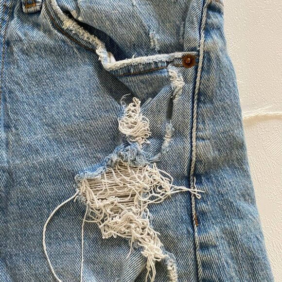 Abercrombie & Fitch High Rise Mom Shorts 26 / 2 Distressed Denim Cutoff Light Wa - Picture 9 of 10